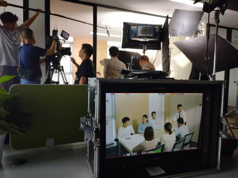 马尔康县TVC拍摄公司：科技产品视觉化大师，诠释未来感与功能美学