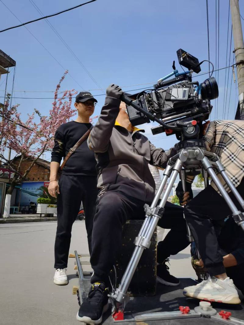 马尔康县广告片拍摄：快消品牌爆款之选，网感内容适配社媒传播！